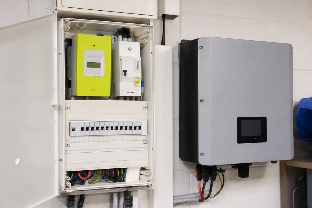Compteur électrique communicant et tableau de raccordement dans un local technique de maison française